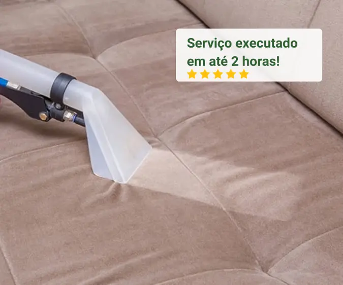 Mostrar como em parte é realizada a limpeza de um sofá